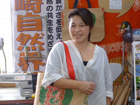 若見　朝子<br>大崎自然界部　部長と米袋をリサイクルしたエコバッグ、「米（まい）バッグ」