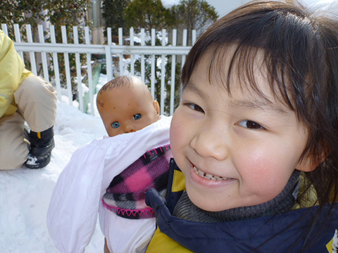 若見　朝子<br>雪遊び、お気に入りの人形も一緒！