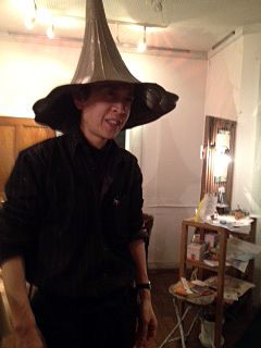 ナカユミ<br>蓄音器を帽子代わりに（笑）日常の笑いって大事です！