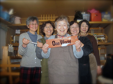 One World<br>手織り教室の生徒さんとバトンリレー！最高の笑顔でありがと～～～