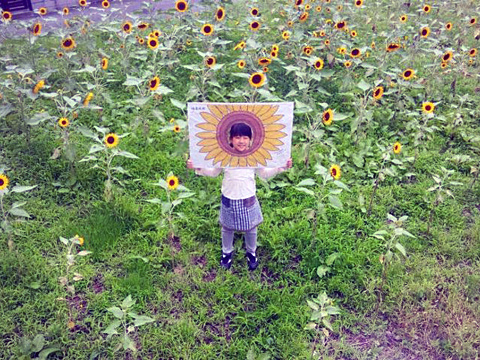 こうさん<br>昨年の夏、500本のひまわりを植えました。ひまわり畑の中での娘の写真です。福島から笑顔と元気を発信しまーす！