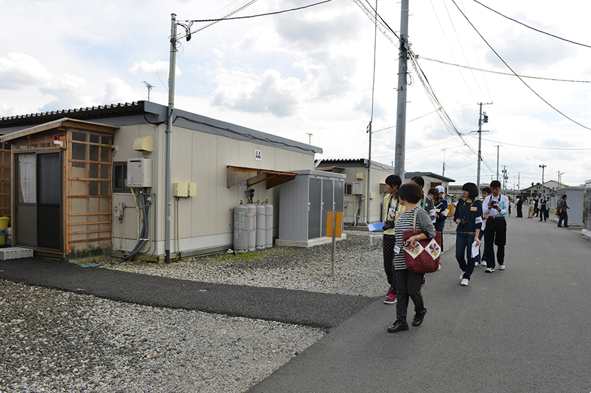 富田町の『いま』の風景。多くの仮設住宅が並んでいる