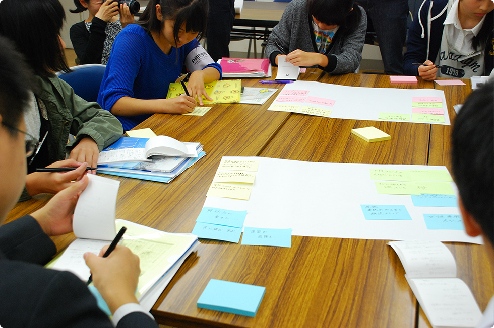中学生記者8人は、宇治原さん・菅さんそれぞれをリーダーとする2つのグループに分かれ、模造紙と付箋紙を使ってこれまで取材して得た情報を書き出していきます。