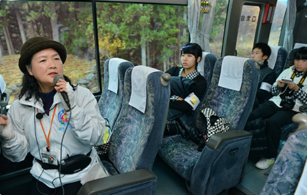 晴天に恵まれた3連休の中日、中学生記者たちは釜石市内のホテルからバスに乗り込み、大船渡市を目指しました