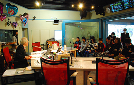 大和田アナと山地アナは、中学生記者たちを連れて公開スタジオへ。