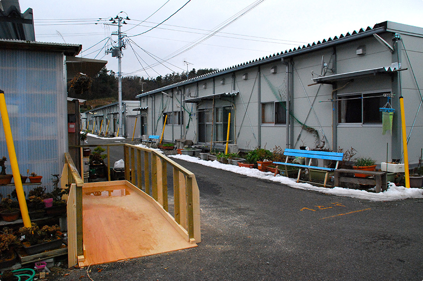 バスは福島市の隣、二本松市に入り、安達運動場応急仮設住宅へ向かいました