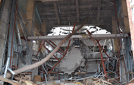 タピック45の屋内は、凄まじい破壊の痕が残る。