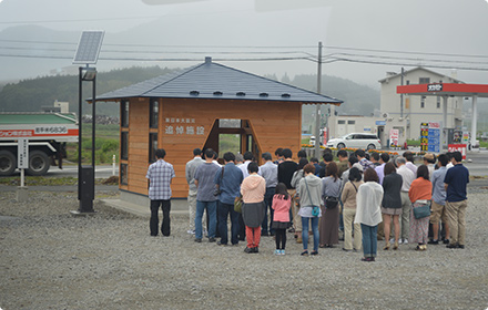 追悼施設には多くの人々が訪れ、祈りを捧げていた 。 －中学生記者 津田くん撮影