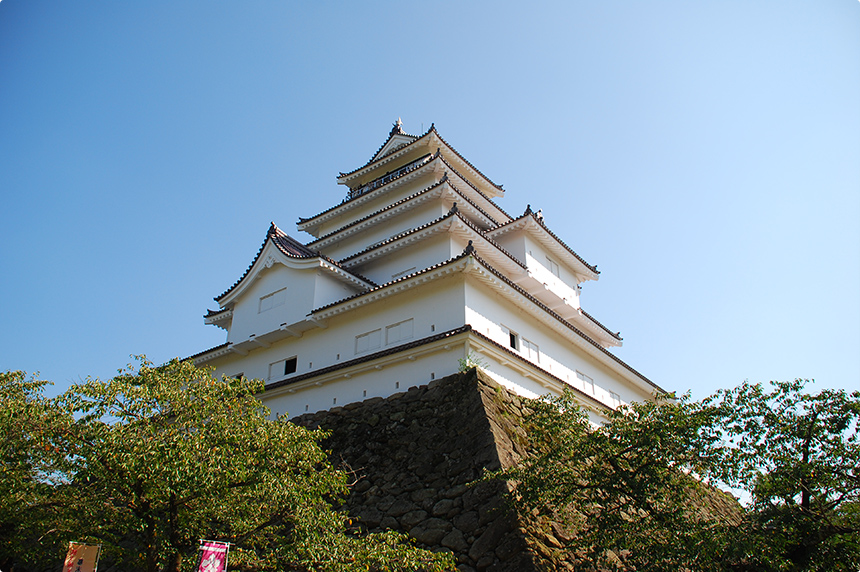 会津地方観光のシンボル、鶴ヶ城が美しい佇まいを見せていた。