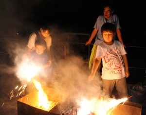 青山学院女子短大の学生が用意した手持ち花火を楽しむ子どもたち