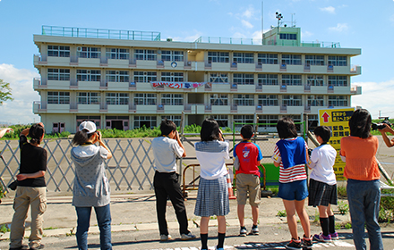 立ち入りを禁止された校庭の先には、うつろな空間と成り果てたボロボロの校舎。
