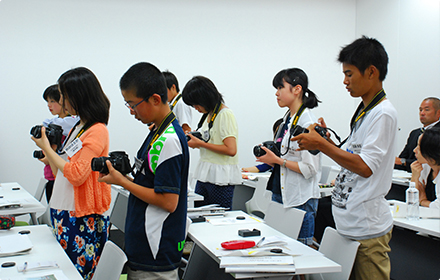 事前のオリエンテーションをニコンプラザ仙台で実施、取材地の情報を学び、写真の撮り方を学びました。