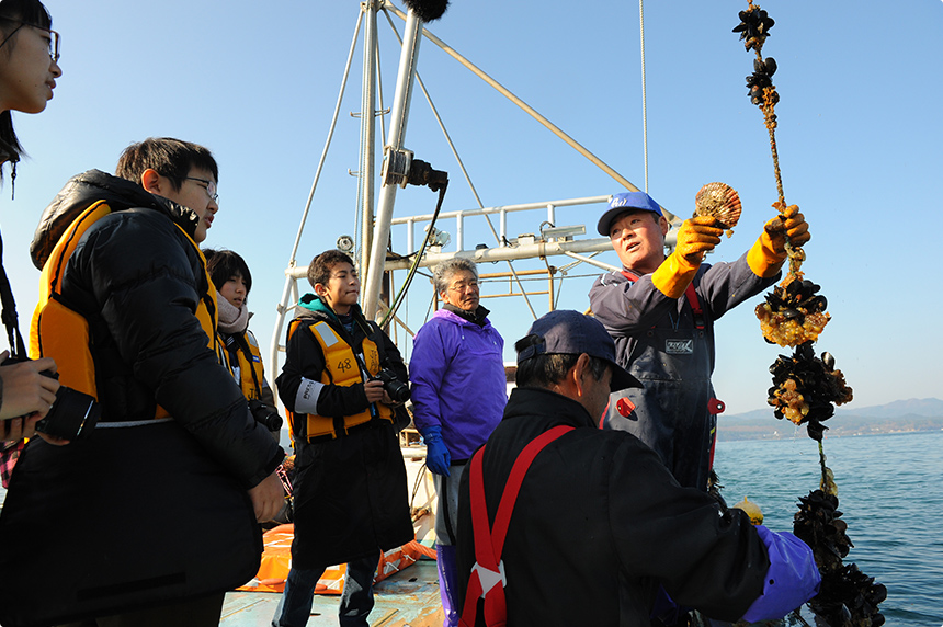 戸倉出張所の所長・阿部さんの案内で、まずは漁船に乗る体験からスタートしました。