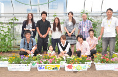 7月１２日　児童のメッセージ入りプランターを学生に届けました